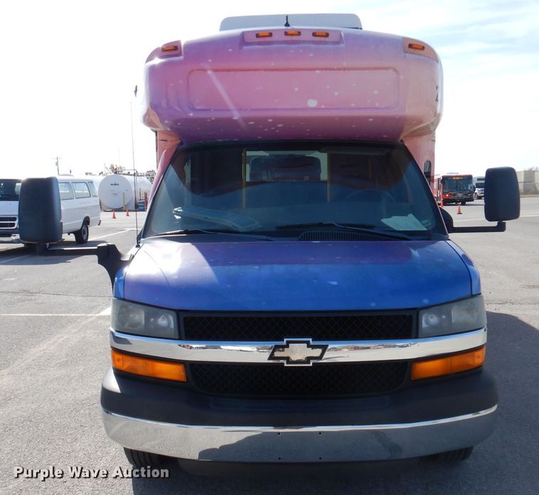 image for item DY9576 2010 Chevrolet Express G4500  shuttle bus