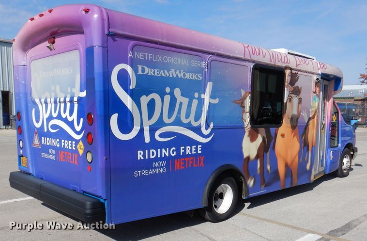 image for item DY9576 2010 Chevrolet Express G4500  shuttle bus