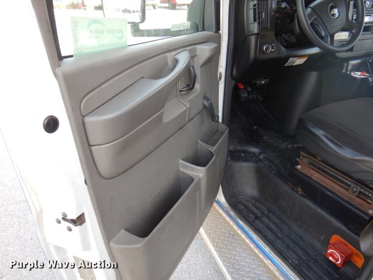 image for item DY9576 2010 Chevrolet Express G4500  shuttle bus