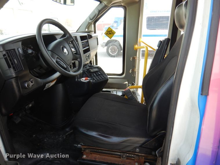 image for item DY9576 2010 Chevrolet Express G4500  shuttle bus