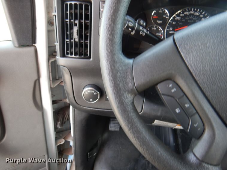 image for item DY9576 2010 Chevrolet Express G4500  shuttle bus