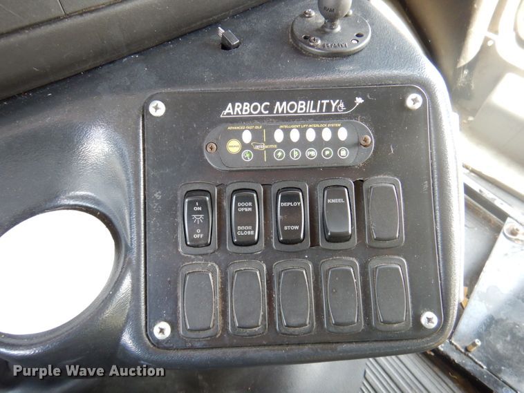 image for item DY9576 2010 Chevrolet Express G4500  shuttle bus