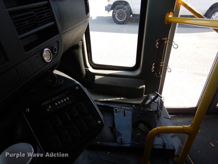 image for item DY9576 2010 Chevrolet Express G4500  shuttle bus