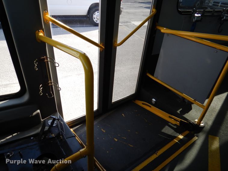 image for item DY9576 2010 Chevrolet Express G4500  shuttle bus