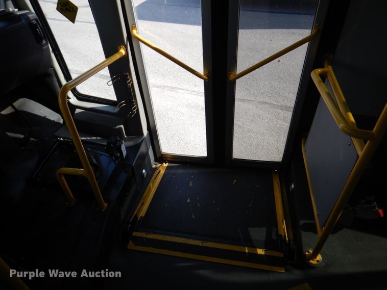 image for item DY9576 2010 Chevrolet Express G4500  shuttle bus