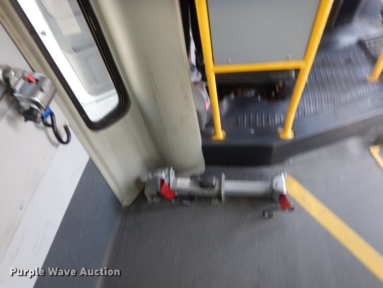 image for item DY9576 2010 Chevrolet Express G4500  shuttle bus