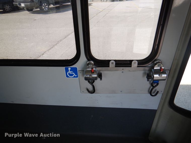 image for item DY9576 2010 Chevrolet Express G4500  shuttle bus