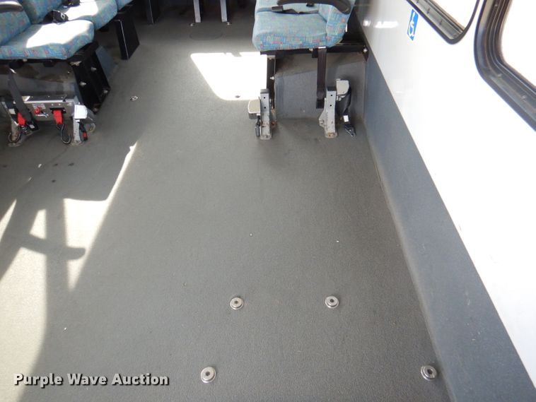 image for item DY9576 2010 Chevrolet Express G4500  shuttle bus