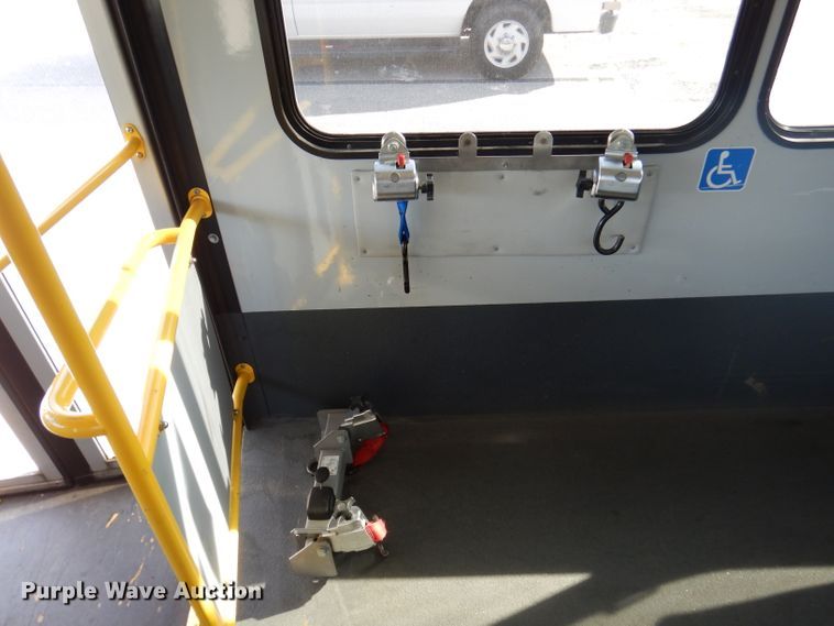 image for item DY9576 2010 Chevrolet Express G4500  shuttle bus