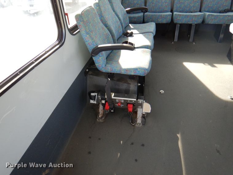 image for item DY9576 2010 Chevrolet Express G4500  shuttle bus