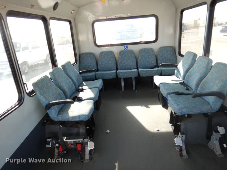 image for item DY9576 2010 Chevrolet Express G4500  shuttle bus