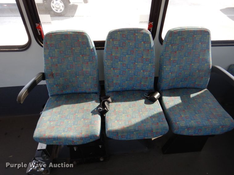 image for item DY9576 2010 Chevrolet Express G4500  shuttle bus