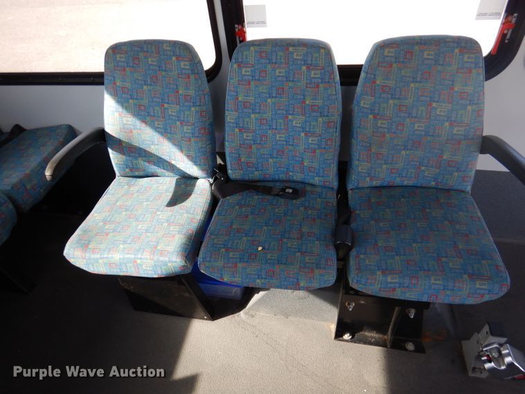 image for item DY9576 2010 Chevrolet Express G4500  shuttle bus