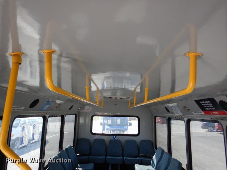 image for item DY9576 2010 Chevrolet Express G4500  shuttle bus