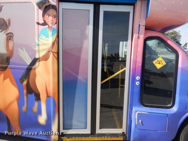 image for item DY9576 2010 Chevrolet Express G4500  shuttle bus