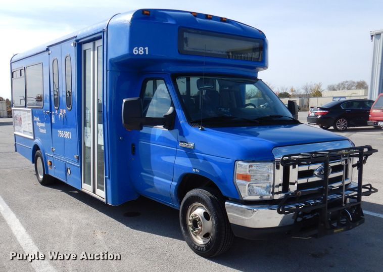 image for item DY9577 2015 Ford Econoline E450 Super Duty  shuttle bus