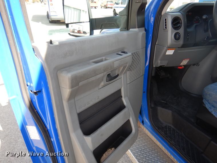 image for item DY9577 2015 Ford Econoline E450 Super Duty  shuttle bus
