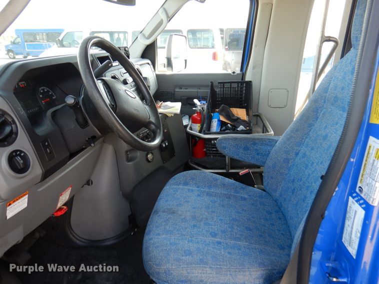 image for item DY9577 2015 Ford Econoline E450 Super Duty  shuttle bus