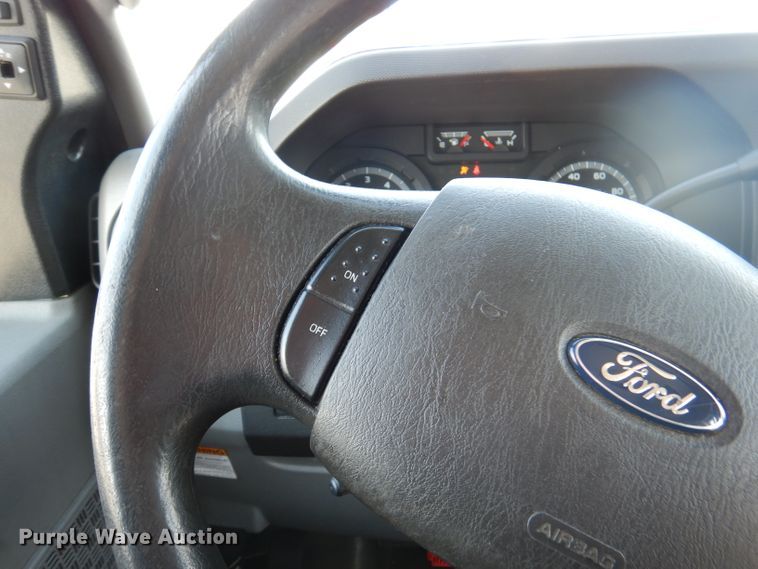 image for item DY9577 2015 Ford Econoline E450 Super Duty  shuttle bus