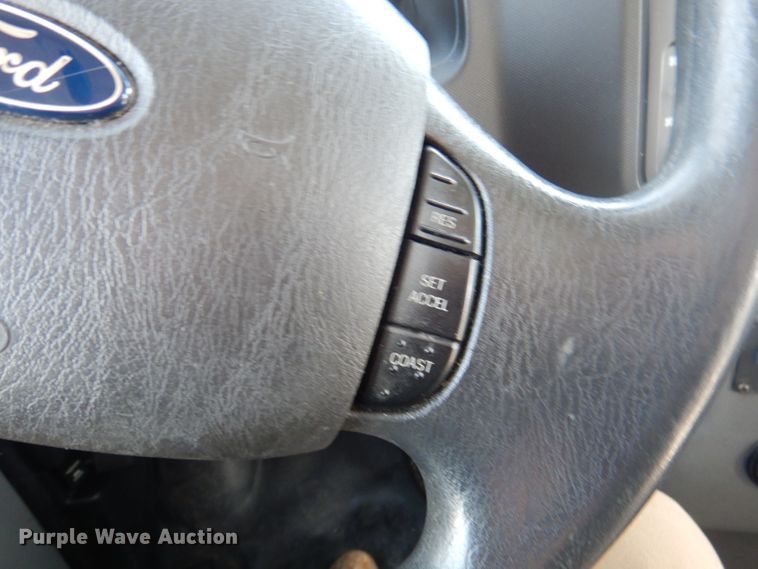 image for item DY9577 2015 Ford Econoline E450 Super Duty  shuttle bus