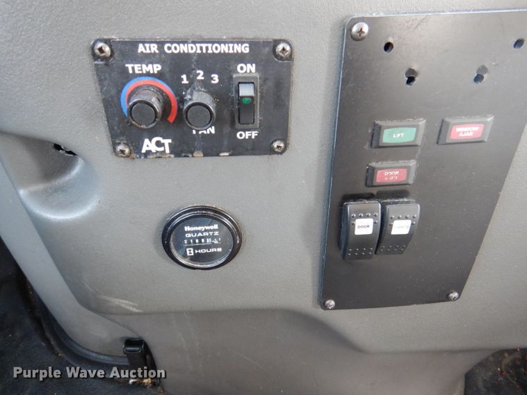 image for item DY9577 2015 Ford Econoline E450 Super Duty  shuttle bus