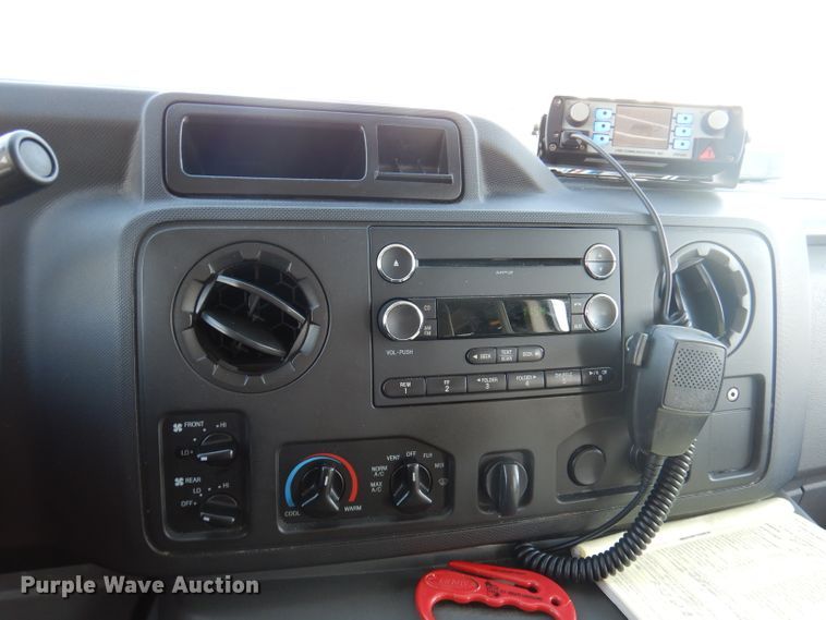 image for item DY9577 2015 Ford Econoline E450 Super Duty  shuttle bus