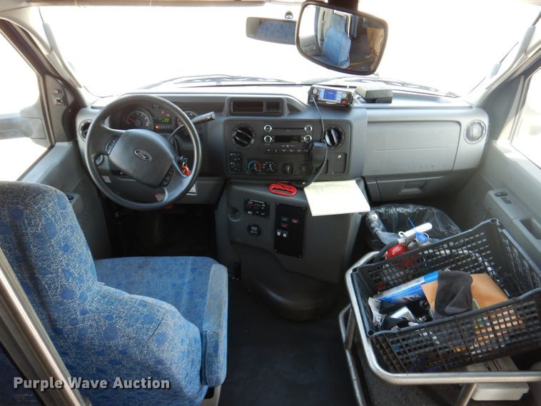 image for item DY9577 2015 Ford Econoline E450 Super Duty  shuttle bus