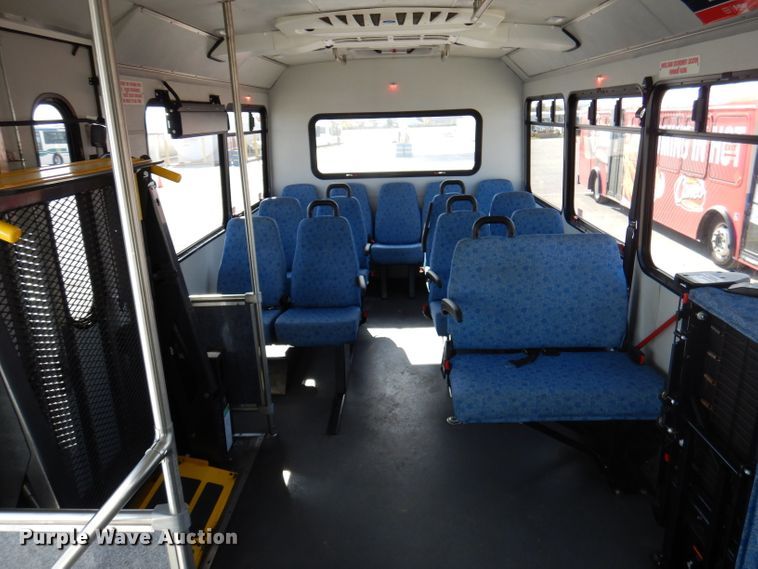 image for item DY9577 2015 Ford Econoline E450 Super Duty  shuttle bus