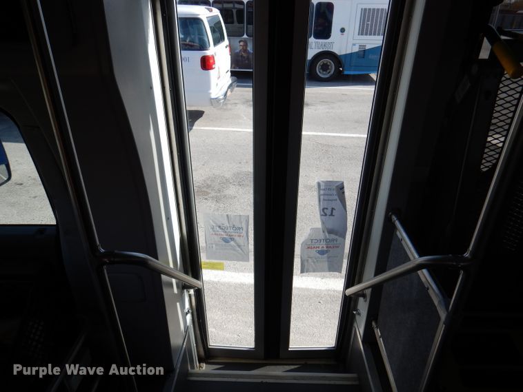 image for item DY9577 2015 Ford Econoline E450 Super Duty  shuttle bus