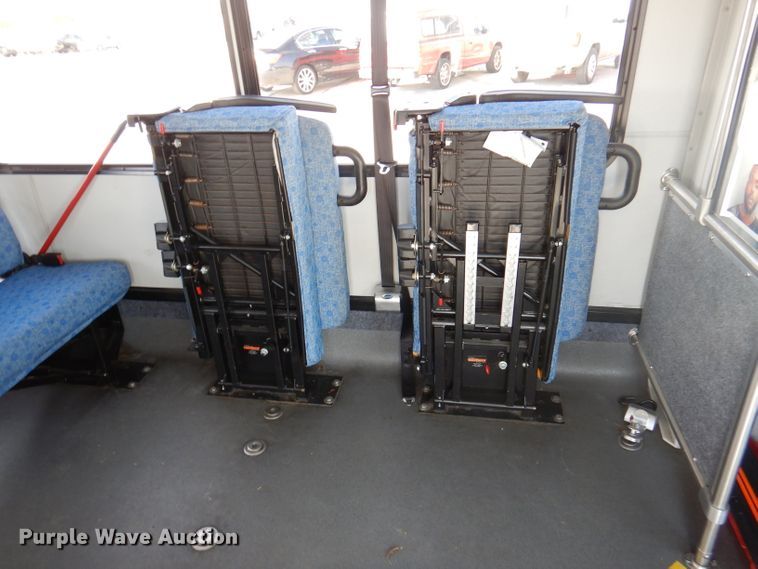 image for item DY9577 2015 Ford Econoline E450 Super Duty  shuttle bus