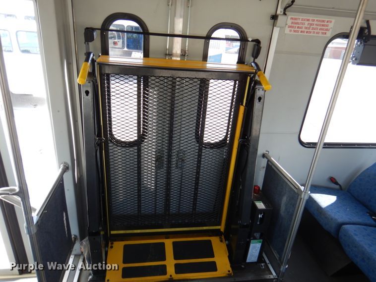 image for item DY9577 2015 Ford Econoline E450 Super Duty  shuttle bus