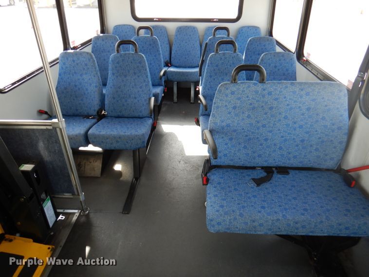 image for item DY9577 2015 Ford Econoline E450 Super Duty  shuttle bus