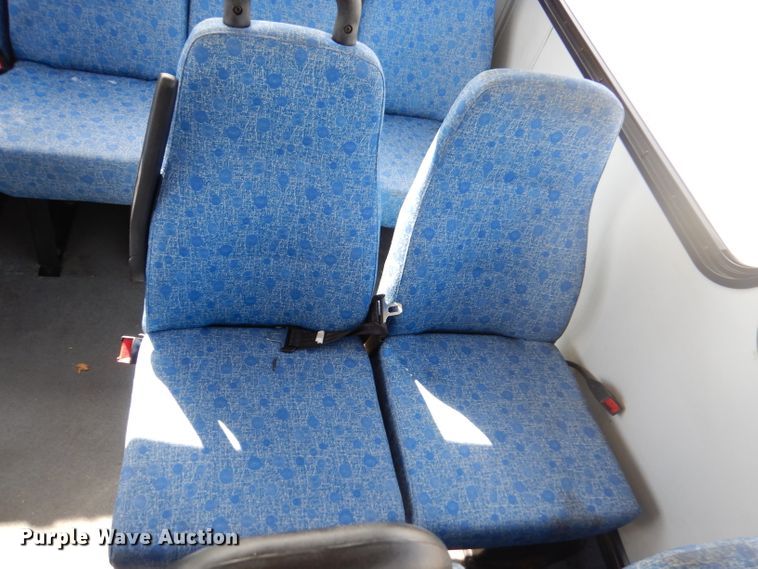 image for item DY9577 2015 Ford Econoline E450 Super Duty  shuttle bus