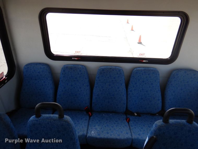 image for item DY9577 2015 Ford Econoline E450 Super Duty  shuttle bus