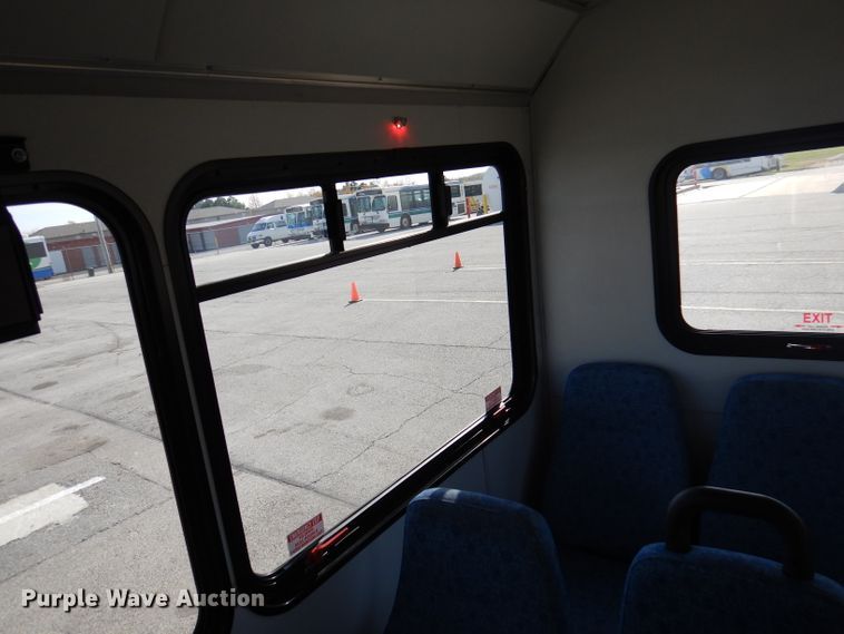 image for item DY9577 2015 Ford Econoline E450 Super Duty  shuttle bus