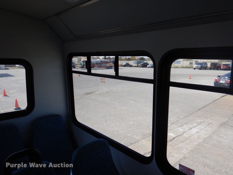 image for item DY9577 2015 Ford Econoline E450 Super Duty  shuttle bus