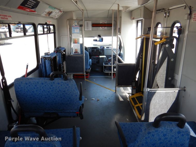 image for item DY9577 2015 Ford Econoline E450 Super Duty  shuttle bus