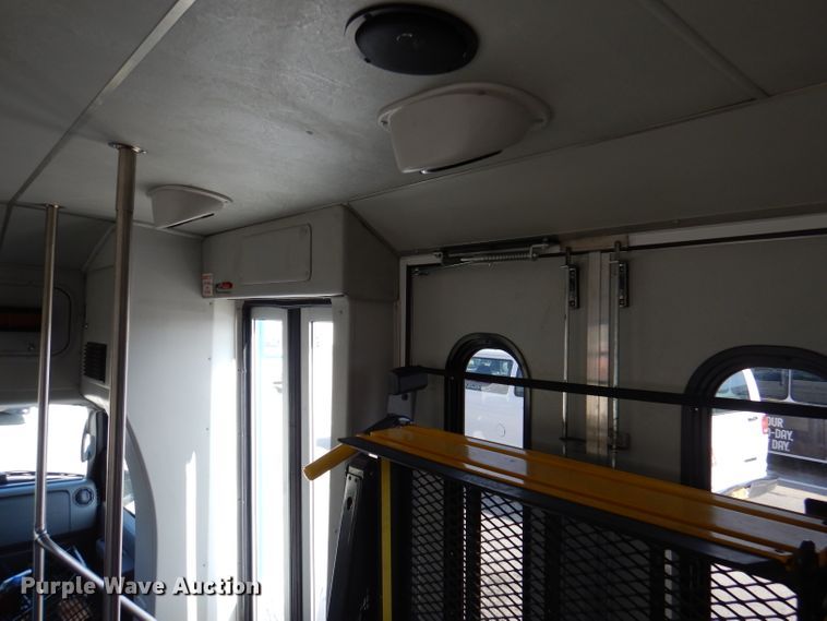 image for item DY9577 2015 Ford Econoline E450 Super Duty  shuttle bus