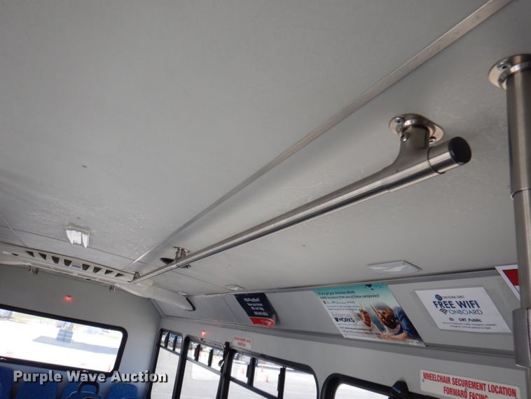 image for item DY9577 2015 Ford Econoline E450 Super Duty  shuttle bus