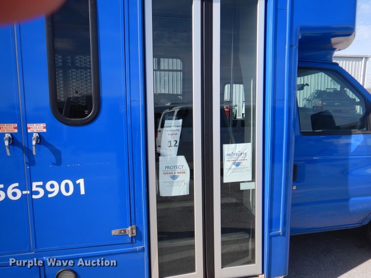 image for item DY9577 2015 Ford Econoline E450 Super Duty  shuttle bus