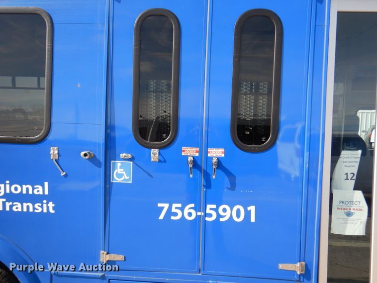 image for item DY9577 2015 Ford Econoline E450 Super Duty  shuttle bus