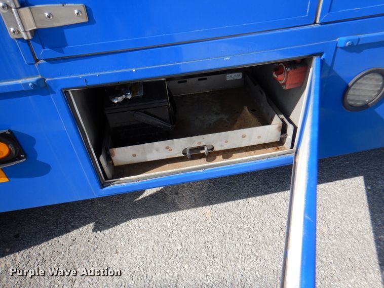 image for item DY9577 2015 Ford Econoline E450 Super Duty  shuttle bus