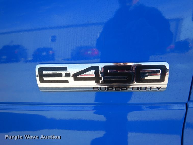 image for item DY9577 2015 Ford Econoline E450 Super Duty  shuttle bus