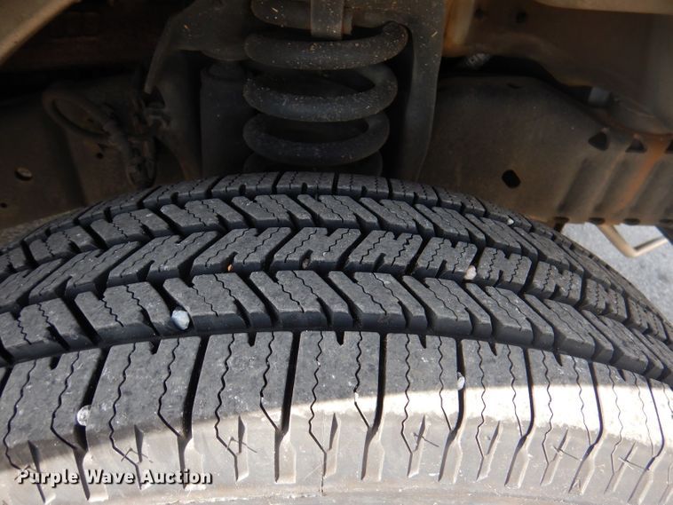 image for item DY9577 2015 Ford Econoline E450 Super Duty  shuttle bus