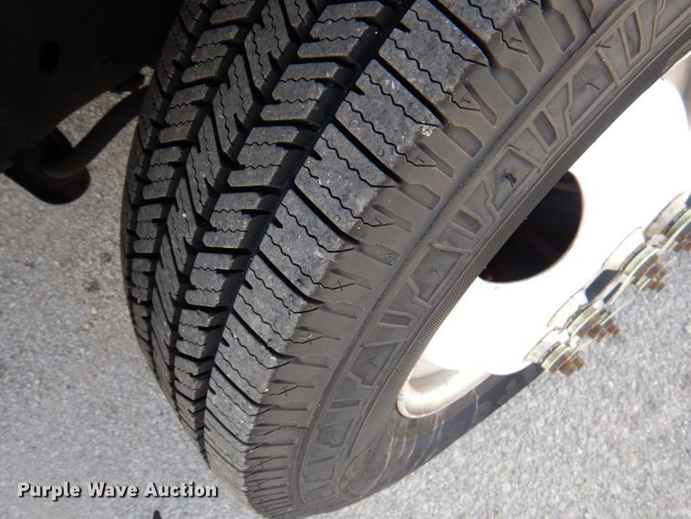 image for item DY9577 2015 Ford Econoline E450 Super Duty  shuttle bus