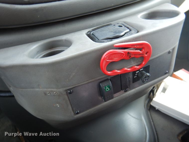 image for item DY9578 2006 Ford E250  handicap accessible van