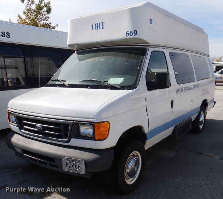 image for item DY9580 2004 Ford E350 Super Duty  handicap accessible van