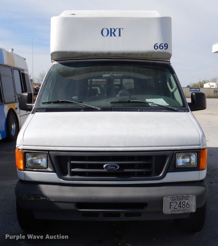 image for item DY9580 2004 Ford E350 Super Duty  handicap accessible van