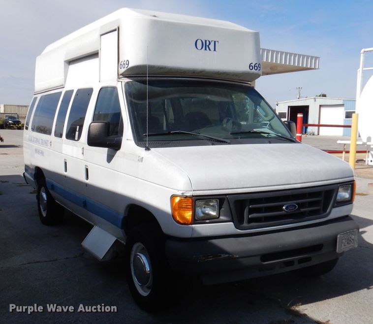 image for item DY9580 2004 Ford E350 Super Duty  handicap accessible van