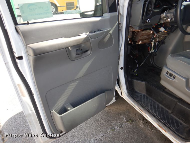 image for item DY9580 2004 Ford E350 Super Duty  handicap accessible van